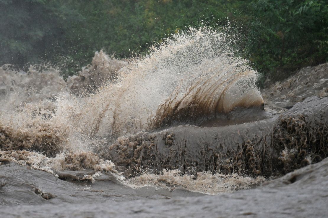 Gezwollen Biala-rivier in Glaukolasie, Zuid-Polen.