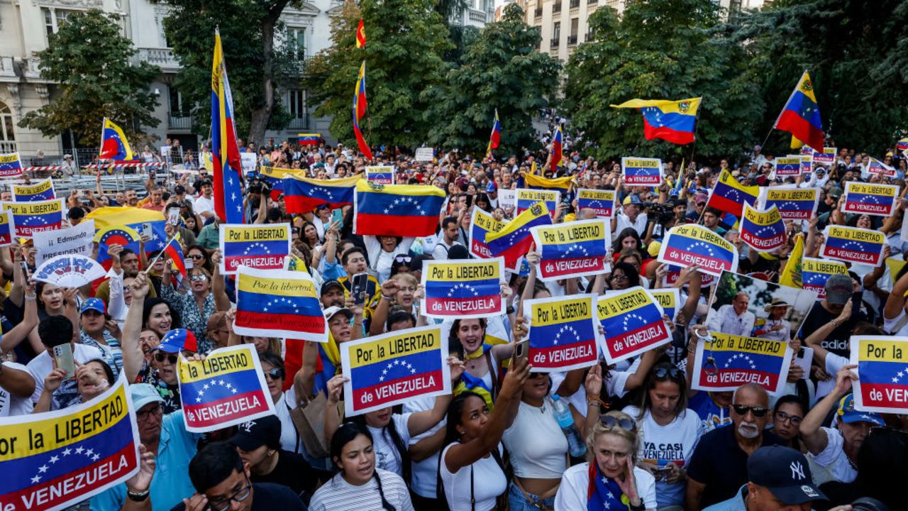MADRID, SPAIN - SEPTEMBER 10: Venezuelan opposition ers hold placards reading 'For the freedom of Venezuela' demonstrate outside the Spanish Parliament on of their leader Edmundo Gonzalez on September 10, 2024 in Madrid, Spain. Venezuelan opposition candidate Edmundo Gonzalez arrived in Spain on Sunday after fleeing Caracas, following a negotiated deal with Nicolás Maduro's government a week after authorities issued an arrest warrant accusing him of conspiracy. Gonzalez, who had alleged election fraud by President Maduro in the disputed July 28 vote, left amid escalating tensions and a harsh crackdown on protests. (Photo by Pablo Blazquez Dominguez/Getty Images)