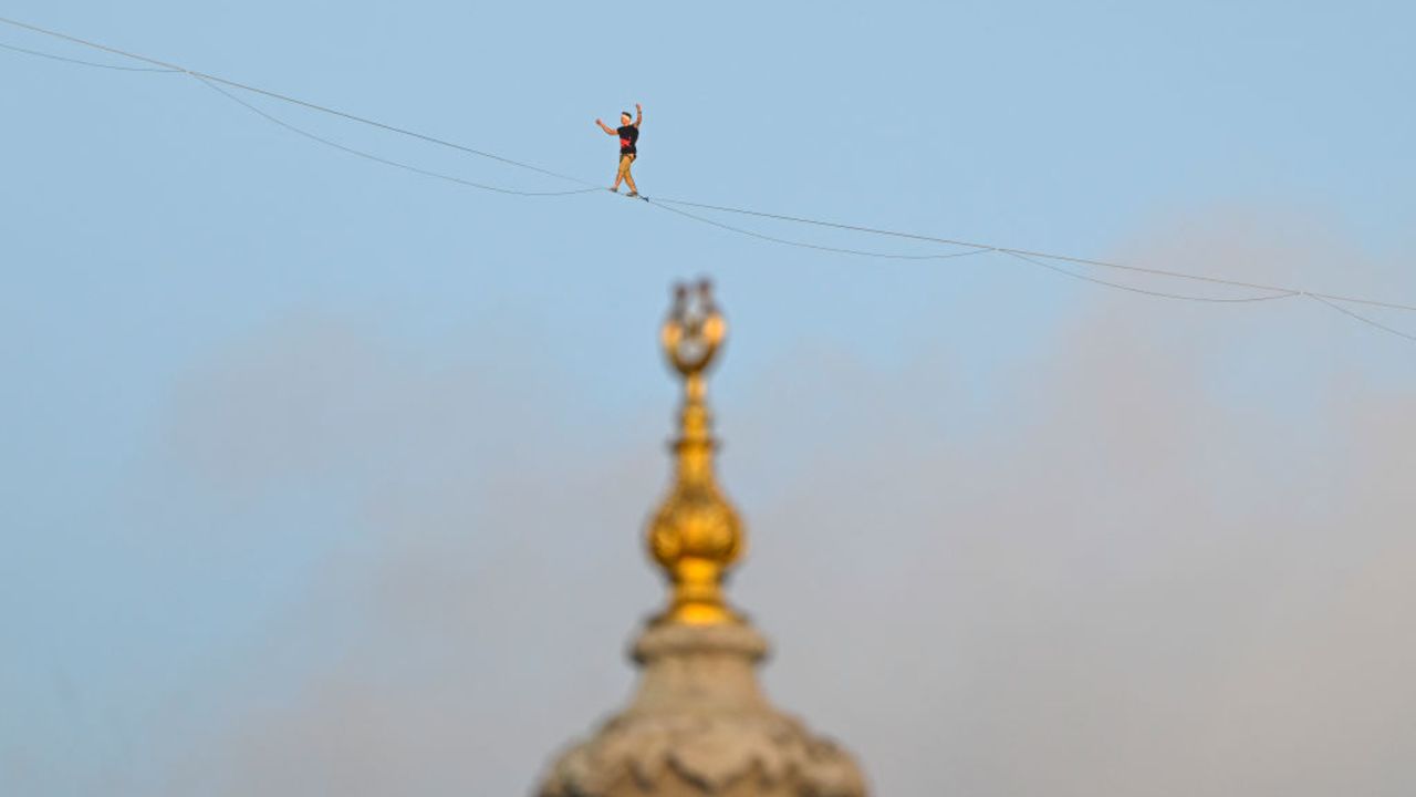 Estonian slackliner Jaan Roose walks on a tightrope above the Martyrs Bridge  near Mecidiye mosque in Istanbul, on September 15, 2024. (Photo by KEMAL ASLAN / AFP) (Photo by KEMAL ASLAN/AFP via Getty Images)