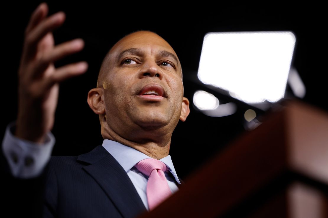 Pemimpin Minoritas DPR Hakeem Jeffries mengadakan konferensi pers mingguan di Pusat Pengunjung US Capitol di Washington, DC, pada 12 September 2024.