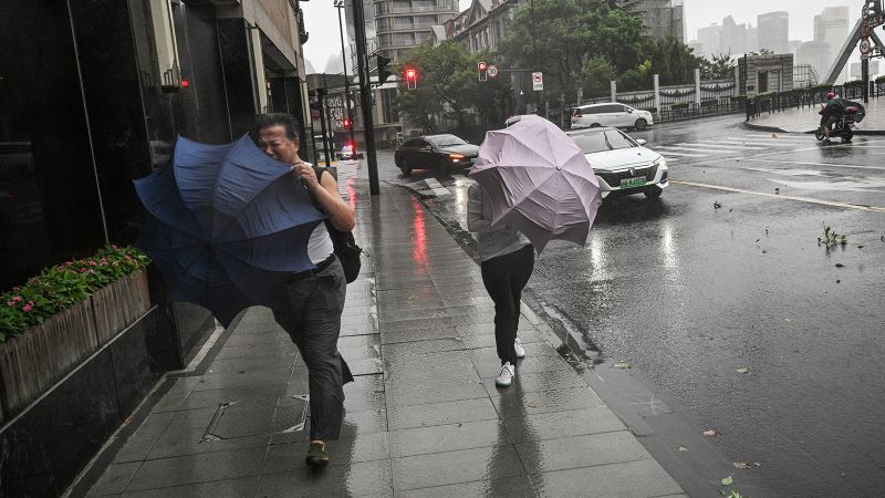 El tifón Bebinka azota Shanghái, la tormenta más fuerte que ha azotado la ciudad en siete décadas