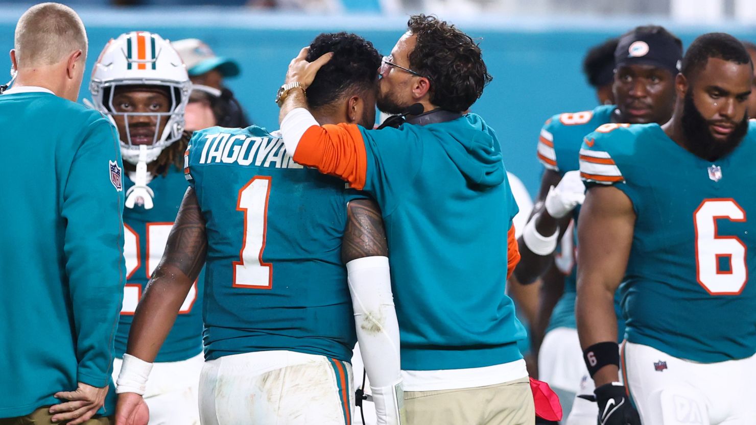 🚨 HUGE STORM IN MIAMI! Miami Dolphins practice was SUDDENLY "FREEZED" in the middle when the Head Coach was FOUND to have a serious health problem! The entire practice field suddenly fell silent, leaving fans in utter confusion. The board of directors immediately held an emergency meeting to find a solution, announcing the latest information on the health situation of the talented coach. The story is still ongoing and has no end...carot