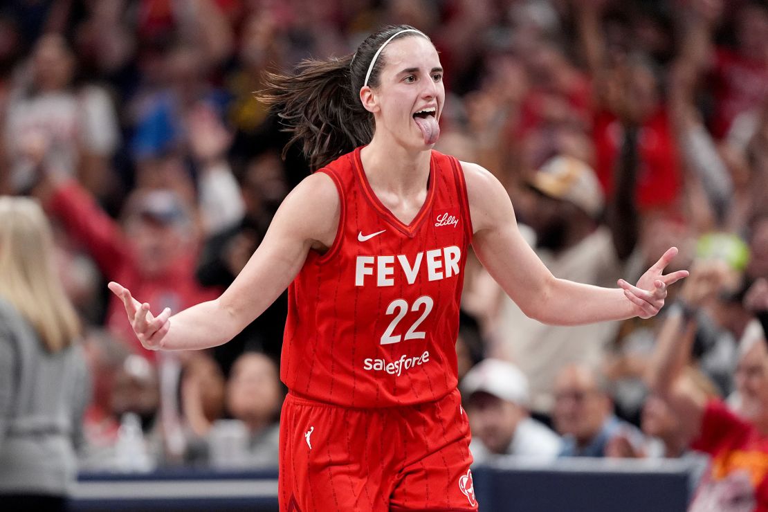 Kaitlyn Clark, do Indiana Fever, comemora uma cesta durante o segundo tempo do jogo contra o Las Vegas Aces.