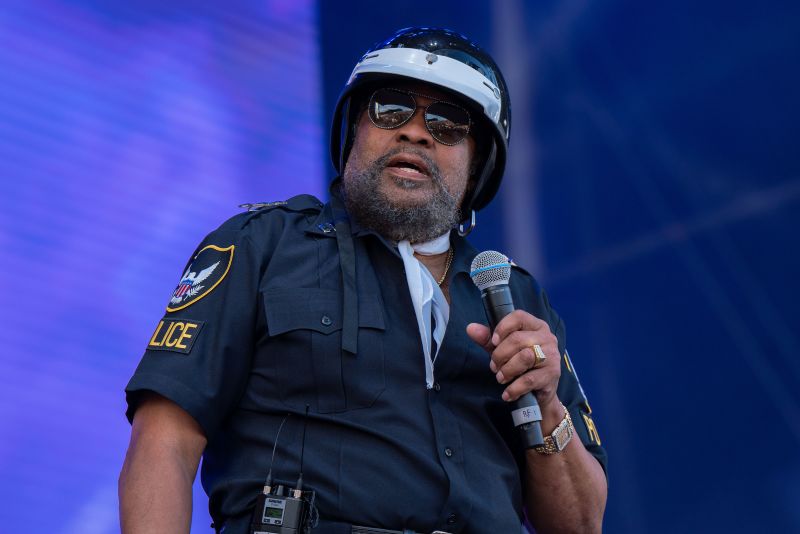 O líder da banda Village People diz que 'YMCA' não é um hino gay - e ele processará qualqu