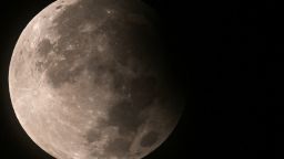 Esta fotografía muestra una luna llena (también llamada "La Luna de la Cosecha"), una de las cuatro superlunas del año y durante un eclipse lunar parcial, elevándose sobre Estambul el 18 de septiembre de 2024.