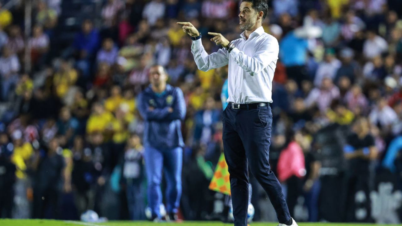 MEXICO CITY, MEXICO - SEPTEMBER 14: Fernando Gago coach of Chivas gives the team instructions during the 7th round match between America and Chivas as part of the Torneo Apertura 2024 Liga MX at Ciudad de los Deportes Stadium on September 14, 2024 in Mexico City, Mexico. (Photo by Manuel Velasquez/Getty Images)