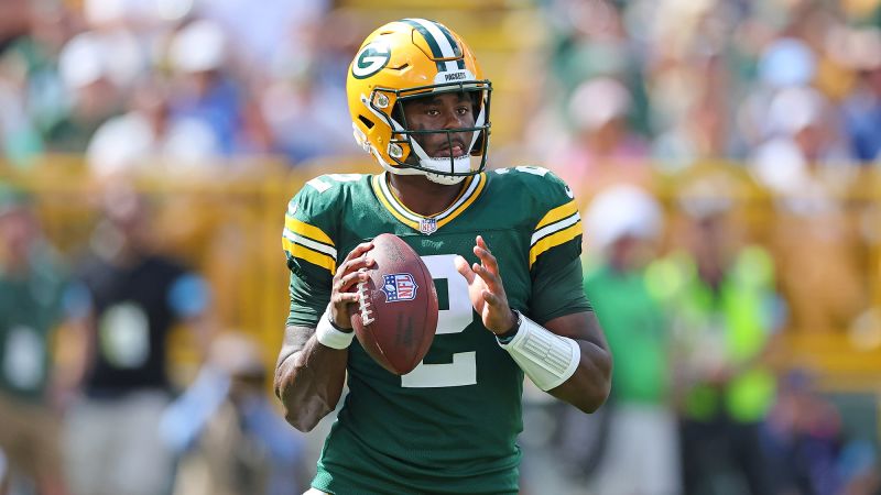 Green Bay Packers QB Malik Willis избира да не хвърля ключ надолу, след като Центърът се хвърля върху топката 