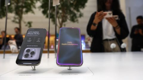 Los recién lanzados Apple iPhone 16 Pro y 16 Pro Max se ven en exhibición en una Apple Store en Londres el 20 de septiembre de 2024.