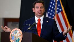 El gobernador de Florida, Ron DeSantis, habla durante una conferencia de prensa el 17 de septiembre de 2024 en West Palm Beach, Florida.