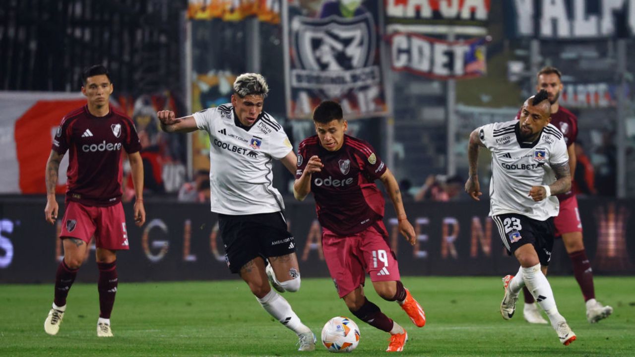 SANTIAGO, CHILE - SEPTEMBER 17: Claudio Echeverri of River Plate and Carlos Palacios of Colo-Colo battle for the ball during the Copa CONMEBOL Libertadores 2024 Quarterfinal match between Colo Colo and River Plate at Estadio Monumental David Arellano on September 17, 2024 in Santiago, Chile. (Photo by Marcelo Hernandez/Getty Images)