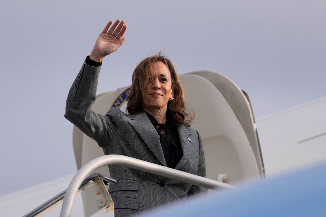 Wakil Presiden Kamala Harris menaiki Air Force Two di Queens, New York, pada 22 September 2024.