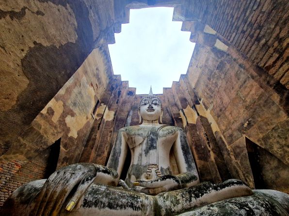 <strong>Wat Si Chum:</strong> Among the historical park's most popular sites is Wat Si Chum, which features a giant seated Buddha statue.