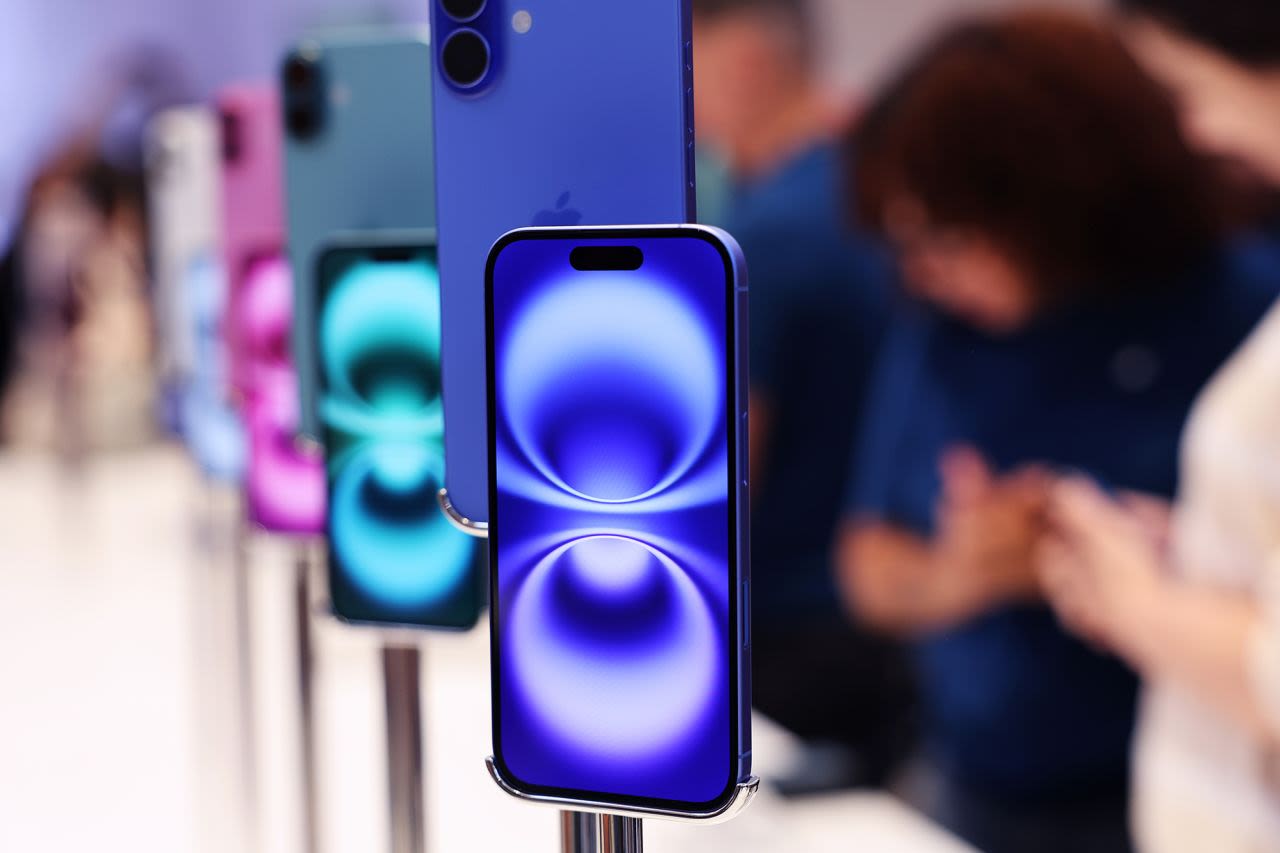 Los teléfonos iPhone 16 se ven en exhibición en la Apple Store de la Quinta Avenida el día del lanzamiento de nuevos productos el 20 de septiembre de 2024 en la ciudad de Nueva York.