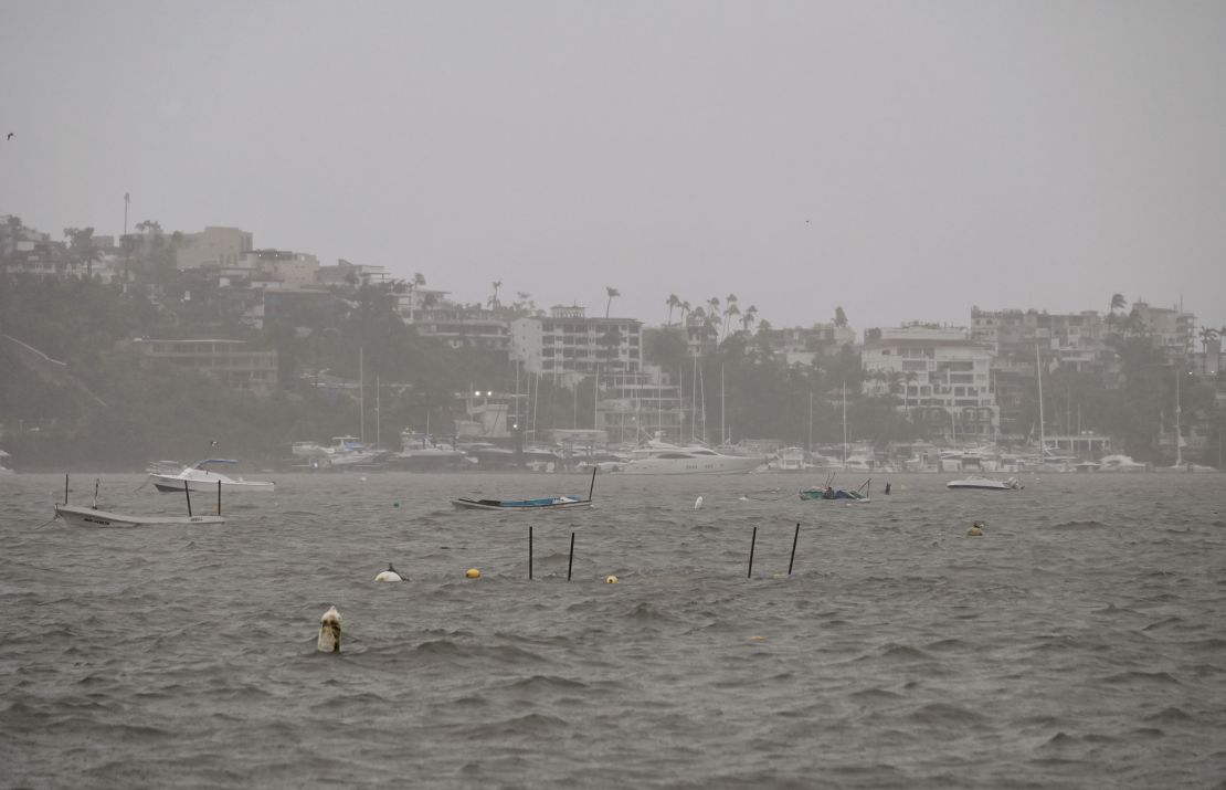 Barcos são retratados na água depois que o furacão John passou por Acapulco, México, em 24 de setembro de 2024.