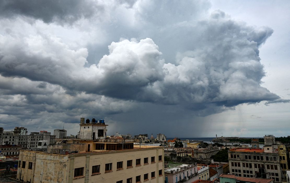 Grote wolken trekken over Havana vanwege de nabijheid van de tropische storm Helene, op 24 september.