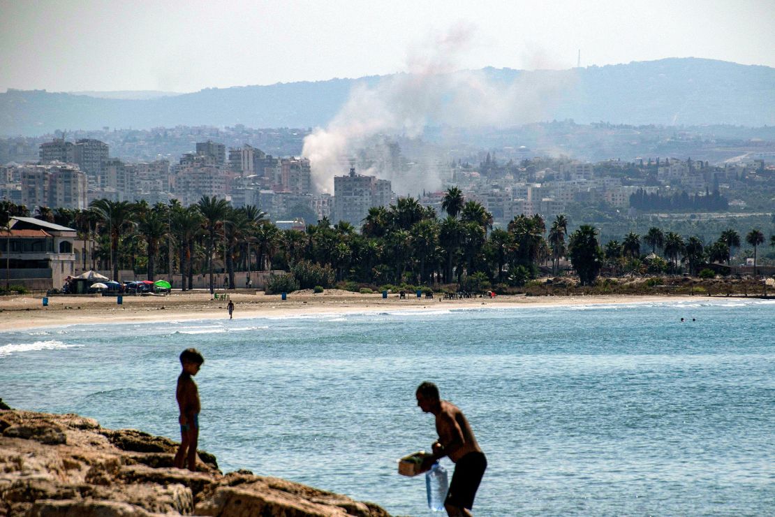 Uma nuvem de fumaça surgiu durante um ataque aéreo israelense na quarta-feira em um vilarejo ao sul da cidade de Tiro, no sul do Líbano.