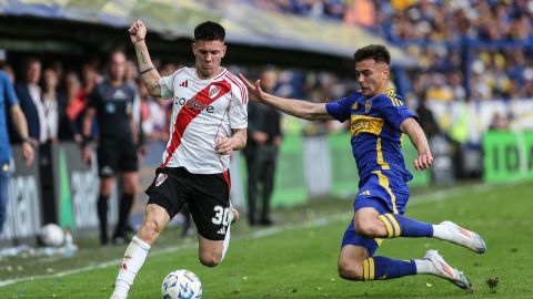 BUENOS AIRES, ARGENTINA - SEPTEMBER 21: Franco Mastantuono of River Plate and Aaron Anselmino of Boca Juniors battle for the ball during the Liga Profesional 2024 match between Boca Juniors and River Plate at Estadio Alberto J. Armando on September 21, 2024 in Buenos Aires, Argentina. (Photo by Daniel Jayo/Getty Images)