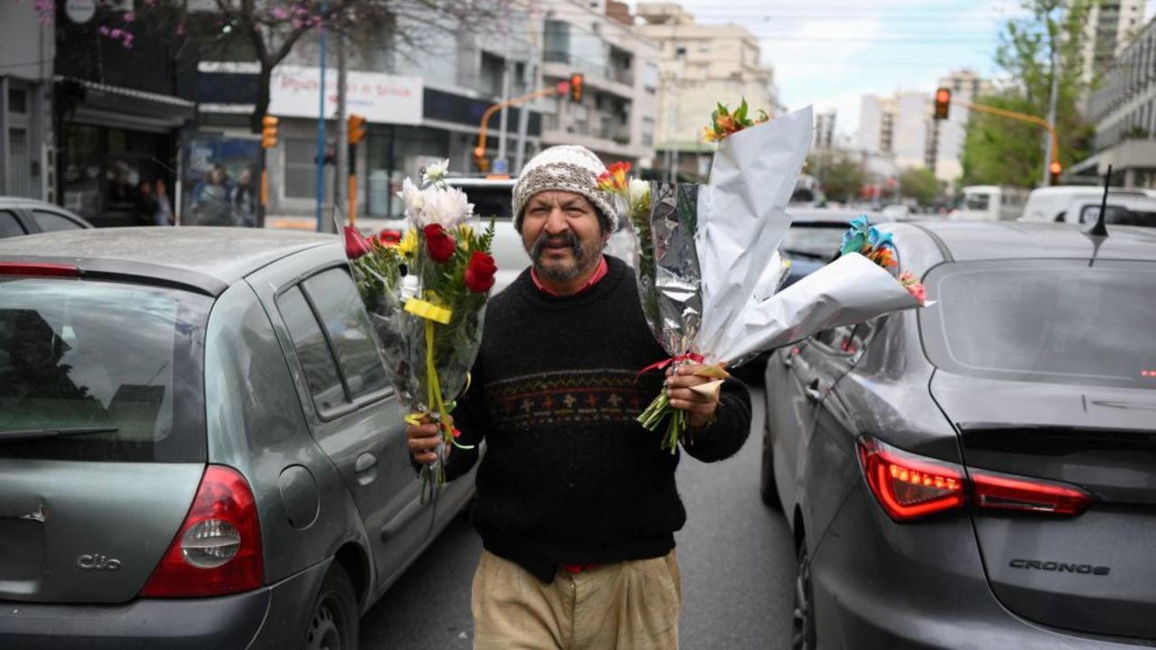 Street vendor Alberto Diaz, 63, sells flowers in Avellaneda, Buenos Aires province, on September 25, 2024. Poverty in Argentina reached 52,9 percent of the population in the first six months of Javier Milei's government, reflecting the impact of the 50 percent devaluation carried out in December and a fiscal adjustment policy that, focused on reducing spending and inflation, deepened the economic recession. (Photo by LUIS ROBAYO / AFP) (Photo by LUIS ROBAYO/AFP via Getty Images)