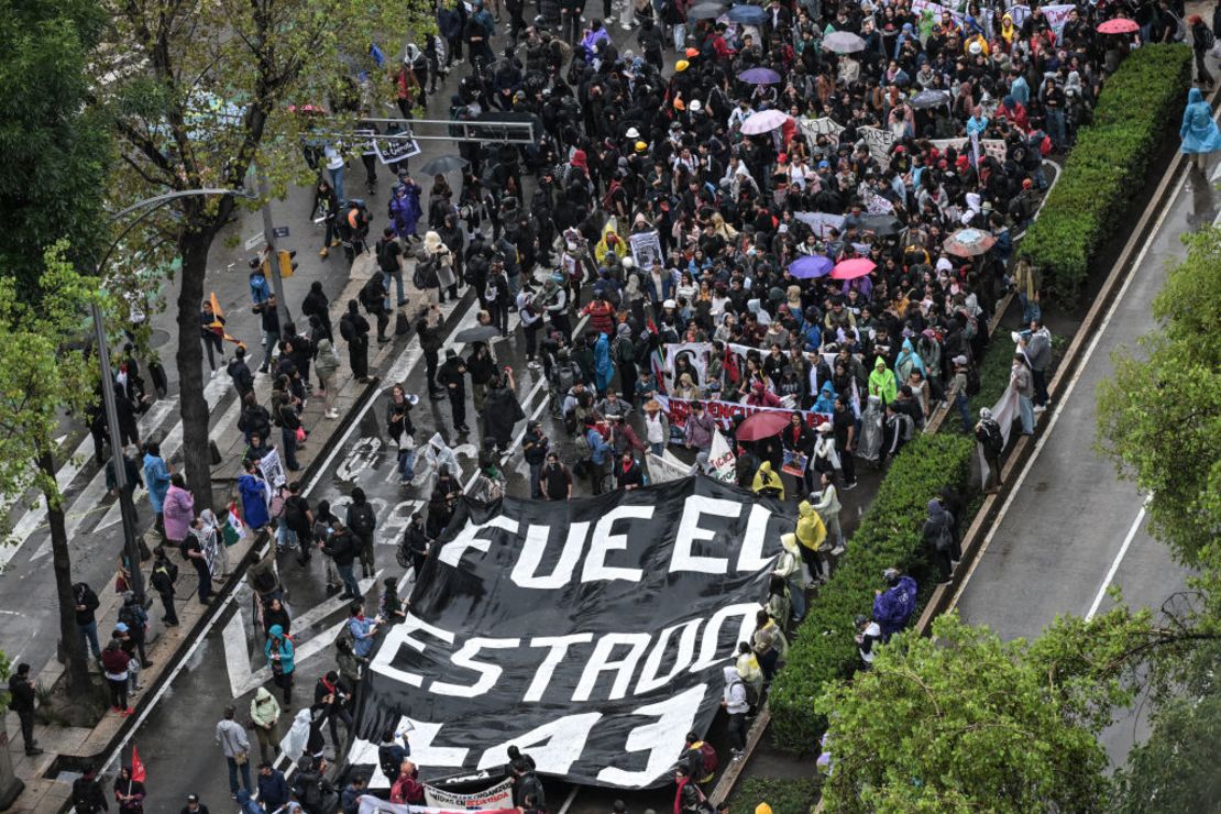 Personas marchan durante una manifestación exigiendo justicia en el caso de los estudiantes desaparecidos de Ayotzinapa, en la Ciudad de México, el 26 de septiembre de 2024, en el marco de la conmemoración del décimo aniversario de la desaparición forzada de 43 estudiantes de la Escuela Normal Rural de Ayotzinapa.