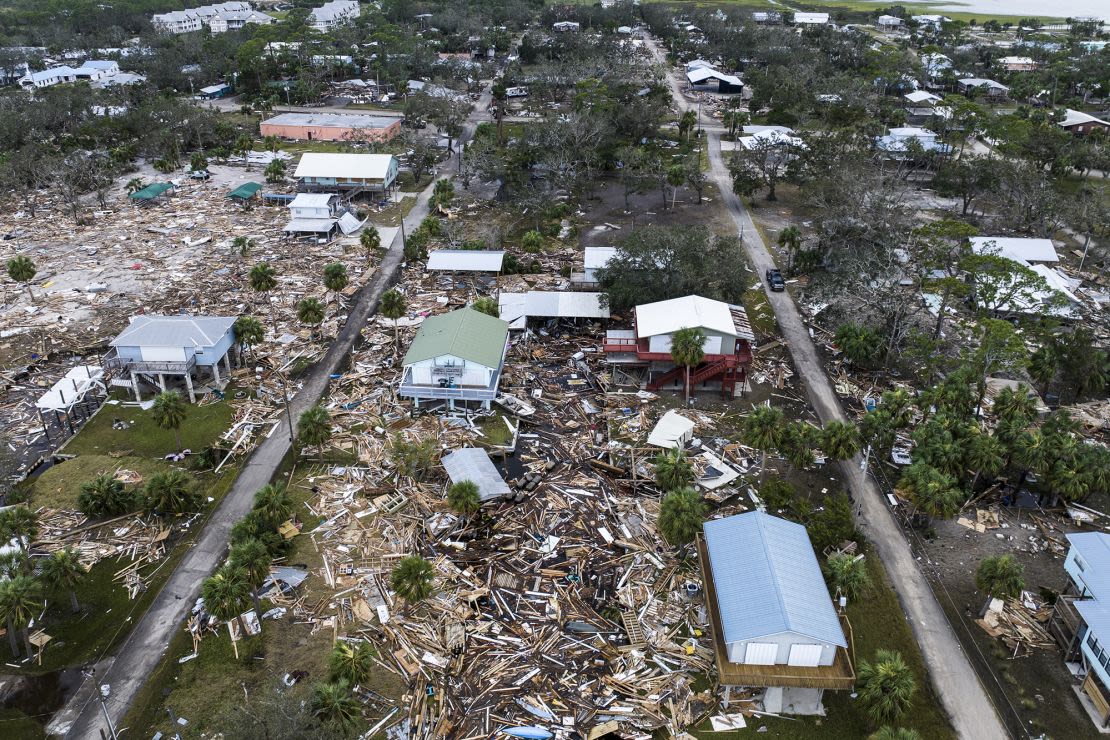 Daños por el huracán Helene en Horseshoe Beach, Florida, el 28 de septiembre de 2024. Decenas de personas murieron a causa de la tormenta, que se alimentó de aguas oceánicas excepcionalmente cálidas antes de tocar tierra y devastar el oeste de Carolina del Norte con inundaciones únicas en 1.000 años.