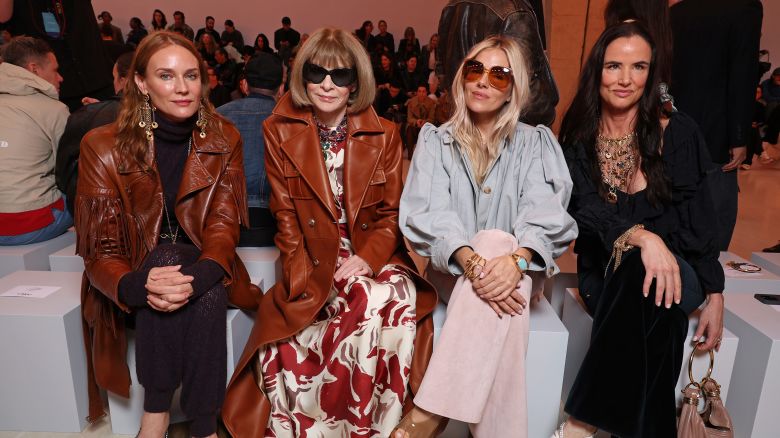 PARIS, FRANCE - SEPTEMBER 26: (EDITORIAL USE ONLY - For Non-Editorial use please seek approval from Fashion House) (L-R) Diane Kruger, Anna Wintour, Sienna Miller and Juliette Lewis attend the Chloé Womenswear Spring-Summer 2025 show as part of Paris Fashion Week on September 26, 2024 in Paris, France. (Photo by Pascal Le Segretain/Getty Images)
