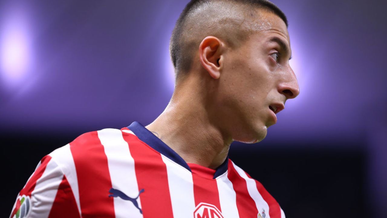 ZAPOPAN, MEXICO - SEPTEMBER 28: Roberto Alvarado of Chivas looks on during the 10th round match between Chivas and Monterrey as part of the Torneo Apertura 2024 Liga MX at Akron Stadium on September 28, 2024 in Zapopan, Mexico. (Photo by Simon Barber/Getty Images)