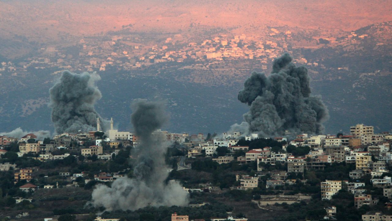 30 September 2024, Lebanon, Qliyaa: Heavy smoke of Israeli air raids billows from the southern Lebanese border town Khiam. Photo: Stringer/dpa (Photo by Stringer/picture alliance via Getty Images)