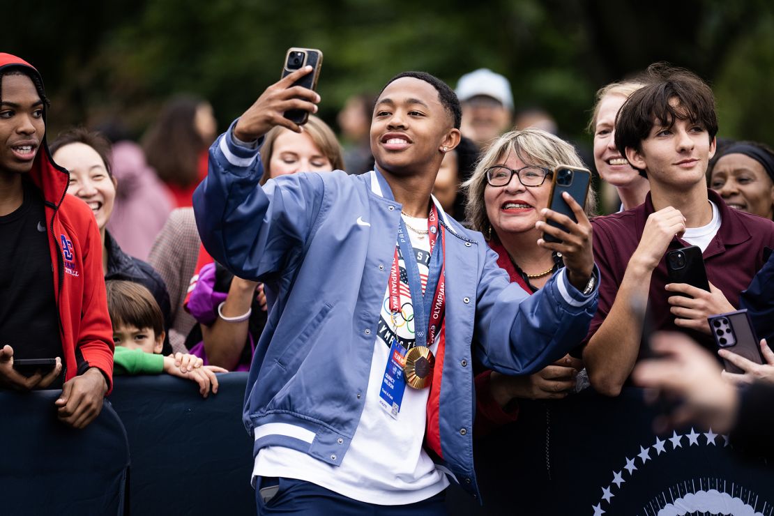 Wilson will take pictures with fans while visiting the White House on September 30.