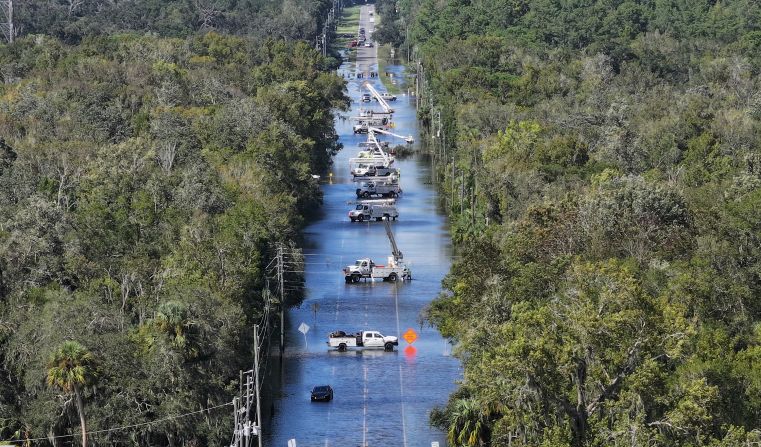 Mọi người làm việc trên đường dây điện sau khi cơn bão Helene đi qua ngoài khơi Crystal River, Florida, vào thứ sáu.