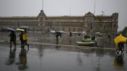 Personas caminan bajo la lluvia en septiembre de 2024 en Ciudad de México, México. Las lluvias son usuales en esa época del año, pero una vaguada está causando precipitaciones este diciembre en varias partes del país.