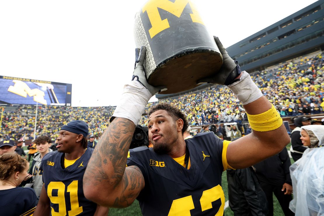 TJ Guy dari Michigan Wolverines merayakan setelah mengalahkan Minnesota Golden Gophers.