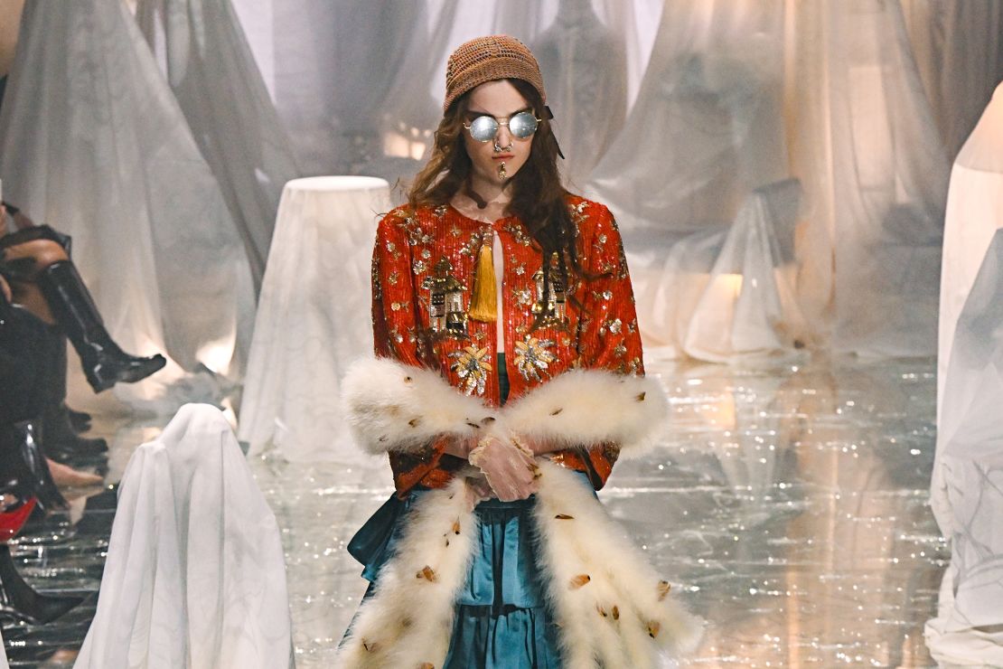 Alessandro Michele's eerste collectie als creatief directeur van Valentino in september 2024 was de droom van de maximalist, met botsende patronen, textiel en overladen accessoires.