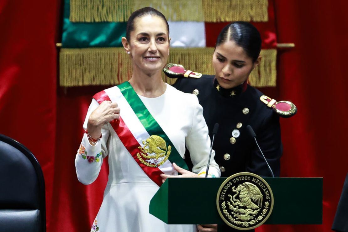 Claudia Sheinbaum Pardo, recibe la banda presidencial durante la ceremonia de investidura como parte de la toma de posesión presidencial el 01 de octubre 2024 en la Ciudad de México, México. Claudia Sheinbaum toma posesión como la primera presidenta de México tras una aplastante victoria en las elecciones presidenciales.