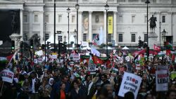 Activistas y simpatizantes propalestinos ondean banderas y sostienen carteles mientras pasan por el centro de Londres, durante una Marcha por Palestina el 5 de octubre de 2024. Un ataque de Hamás el 7 de octubre de 2023 resultó en la muerte de 1.205 personas en el lado israelí, la mayoría de ellas civiles, según un recuento de AFP basado en cifras oficiales israelíes, que incluye rehenes muertos en cautiverio. De las 251 personas tomadas como rehenes ese día, 97 siguen retenidas dentro de la Franja de Gaza, incluidas 33 que, según el ejército israelí, están muertas. La ofensiva de represalia de Israel en Gaza ha matado al menos a 41.788 personas, la mayoría de ellas civiles, según cifras proporcionadas por el Ministerio de Salud del territorio gobernado por Hamás. Las Naciones Unidas han calificado las cifras de fiables. (Foto de JUSTIN TALLIS / AFP) (Foto de JUSTIN TALLIS/AFP vía Getty Images)