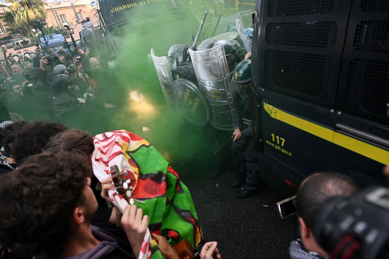 Cumartesi günü Roma'da Filistinlilere destek amacıyla düzenlenen gösteride protestocular polis memurlarıyla çatıştı.