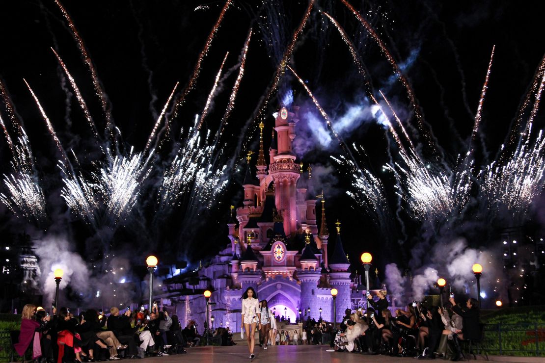 Das Modehaus Coperni übernahm am Dienstagabend das Disneyland Paris und inszenierte seine Show vor dem legendären Dornröschenschloss.