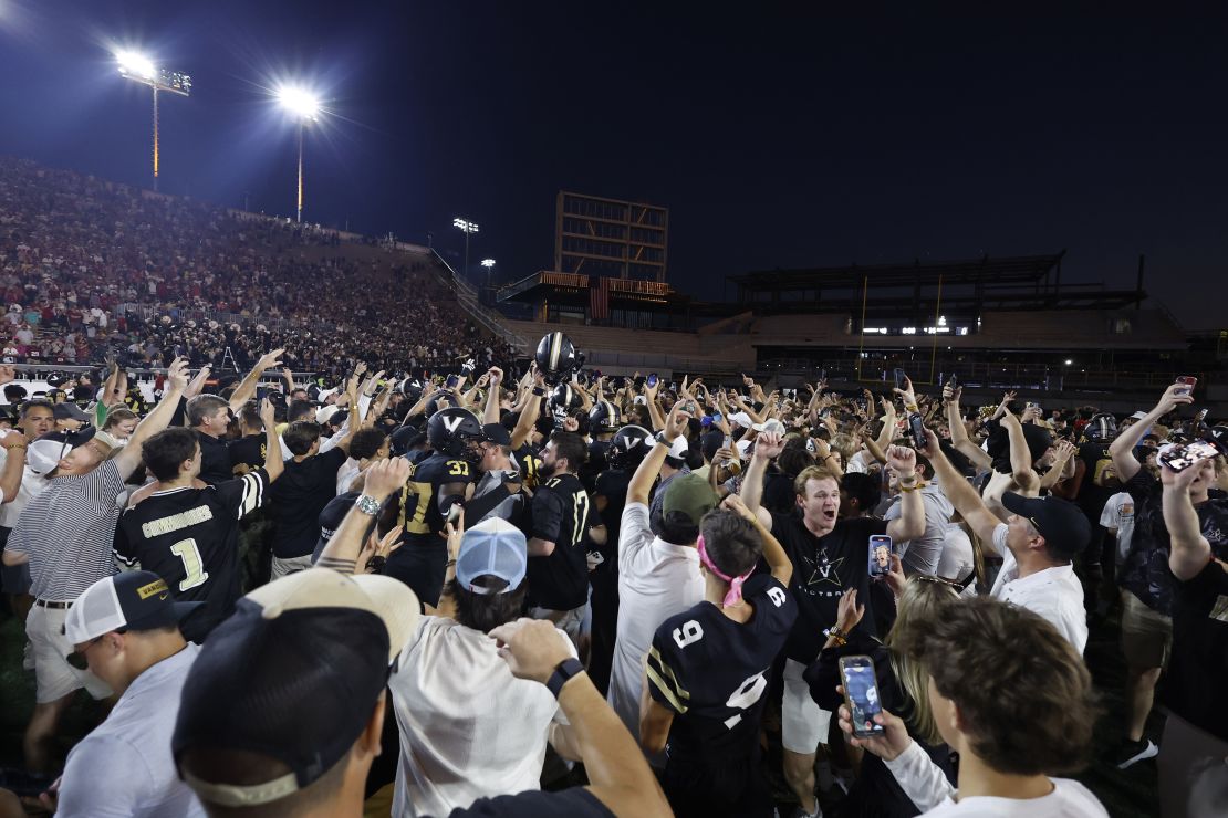 NASHVILLE, TN – OCTOBER 05: Vanderbilt Commodores players and fans celebrate at midfield after a game between the Vanderbilt Commodores and Alabama Crimson Tide at FirstBank Stadium on October 5, 2024 in Nashville, Tennessee. (Photo by Matthew Maxey/Icon Sportswire via Getty Images)