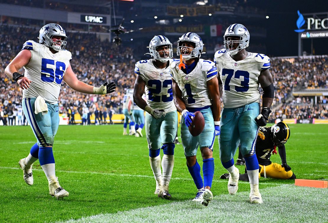 Cowboys players celebrate a touchdown against the Steelers.