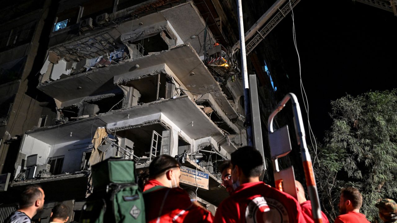 Suriye'nin başkenti Şam'ın batı eteklerindeki Mazze semtinde, 8 Ekim'de İsrail hava saldırısında vurulan bir konut binası.