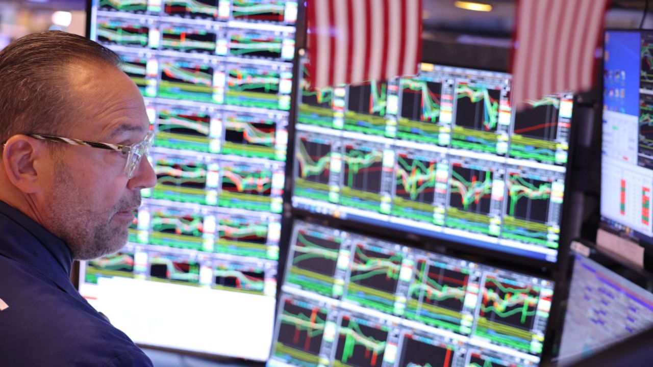 NEW YORK, NEW YORK - OCTOBER 08: Traders work on the floor of the New York Stock Exchange during morning trading on October 08, 2024 in New York City. Stocks opened up on the rise after the Dow Jones saw a loss of 400 points amid a rise in oil prices.  (Photo by Michael M. Santiago/Getty Images)