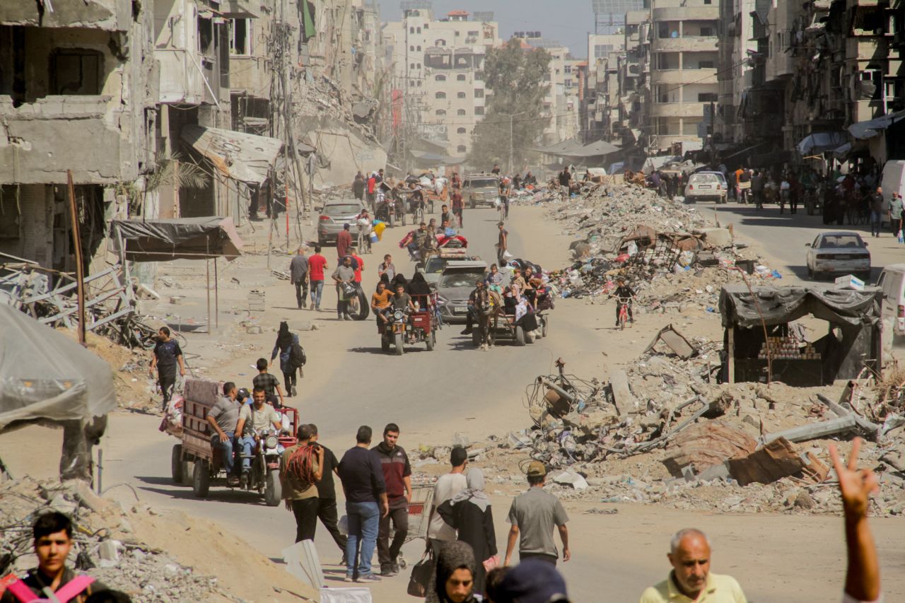 Palestinians in northern Gaza carry their belongings as they flee areas north of Gaza City on October 12.