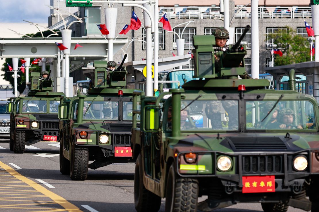 Kendaraan militer bersenjata berpatroli di luar Bandara Songshan di Taipei pada 14 Oktober 2024 selama latihan militer Tiongkok.