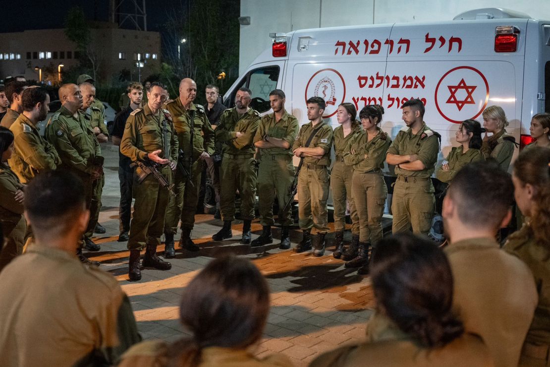 El jefe del Estado Mayor de las Fuerzas de Defensa de Israel, Herzi Halevi, visita el domingo la base militar atacada por Hezbollah. (IDF/Anadolu/Getty Images)