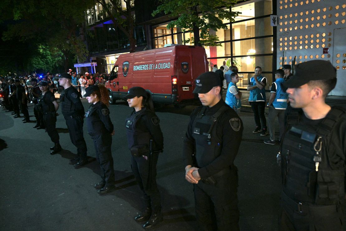 Des policiers montent la garde à l'entrée de l'hôtel où le chanteur britannique Liam Payne est décédé mercredi à Buenos Aires.