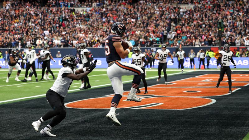 Caleb Williams throws four touchdown passes as the Bears get past the Jaguars in London