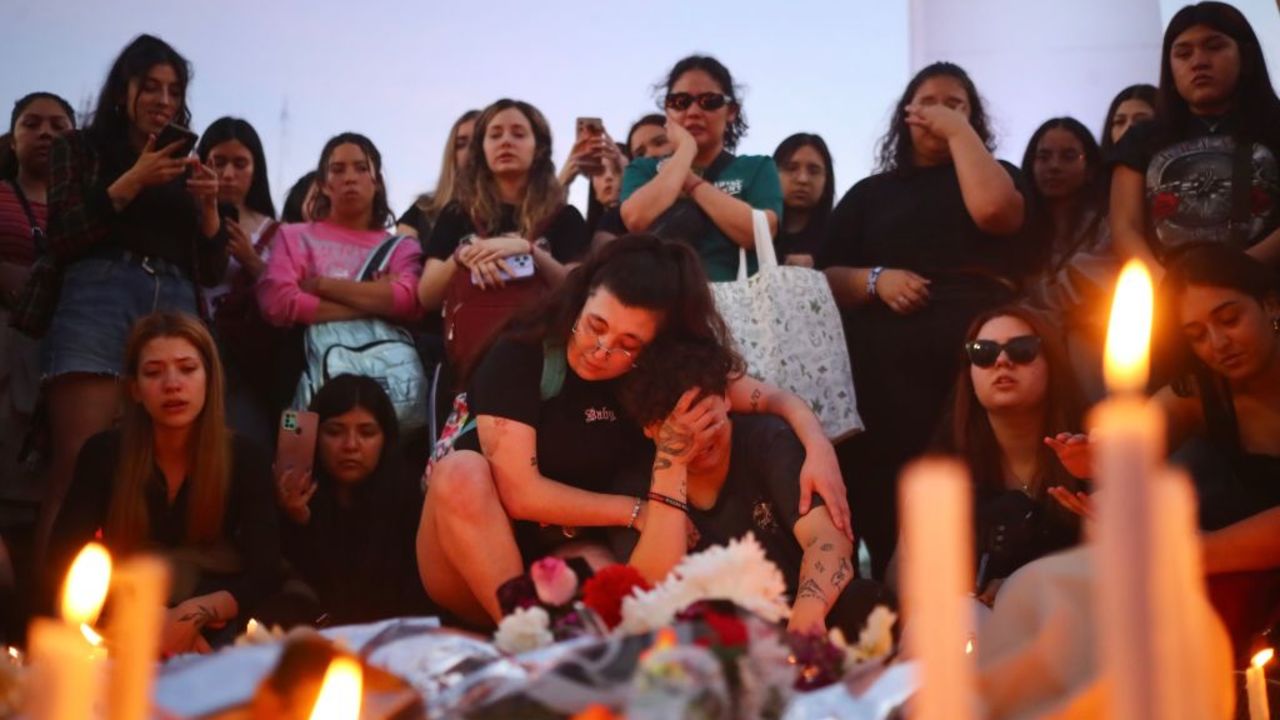 BUENOS AIRES, ARGENTINA - OCTOBER 17: Fans of Liam Payne gather around candles in front of the Obelisk on October 17, 2024 in Buenos Aires, Argentina. According to the Buenos Aires police department, Payne fell from a third-floor hotel room balcony in Palermo, a famous neighborhood in Buenos Aires. Fans around the city gather to pay tribute to the former member of boy band One Direction. (Photo by Marcos Brindicci/Getty Images)