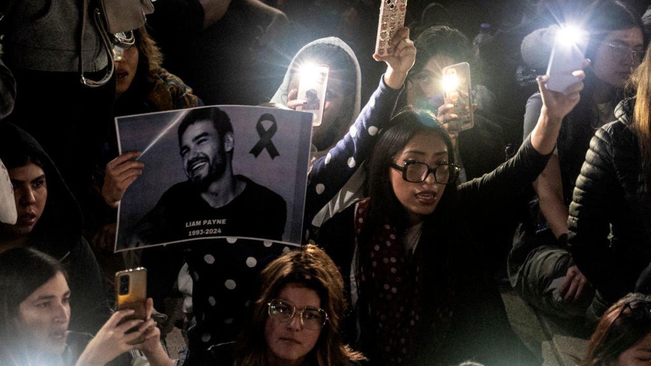 aFans light cellphones as they pay tribute to the late British singer Liam Payne at the Revolucion monument in Mexico City on October 17, 2024. Tributes poured for British singer Liam Payne, a former member of the best-selling boy band One Direction, after he plunged to his death from the balcony of a Buenos Aires hotel on October 16. (Photo by Yuri CORTEZ / AFP) (Photo by YURI CORTEZ/AFP via Getty Images)