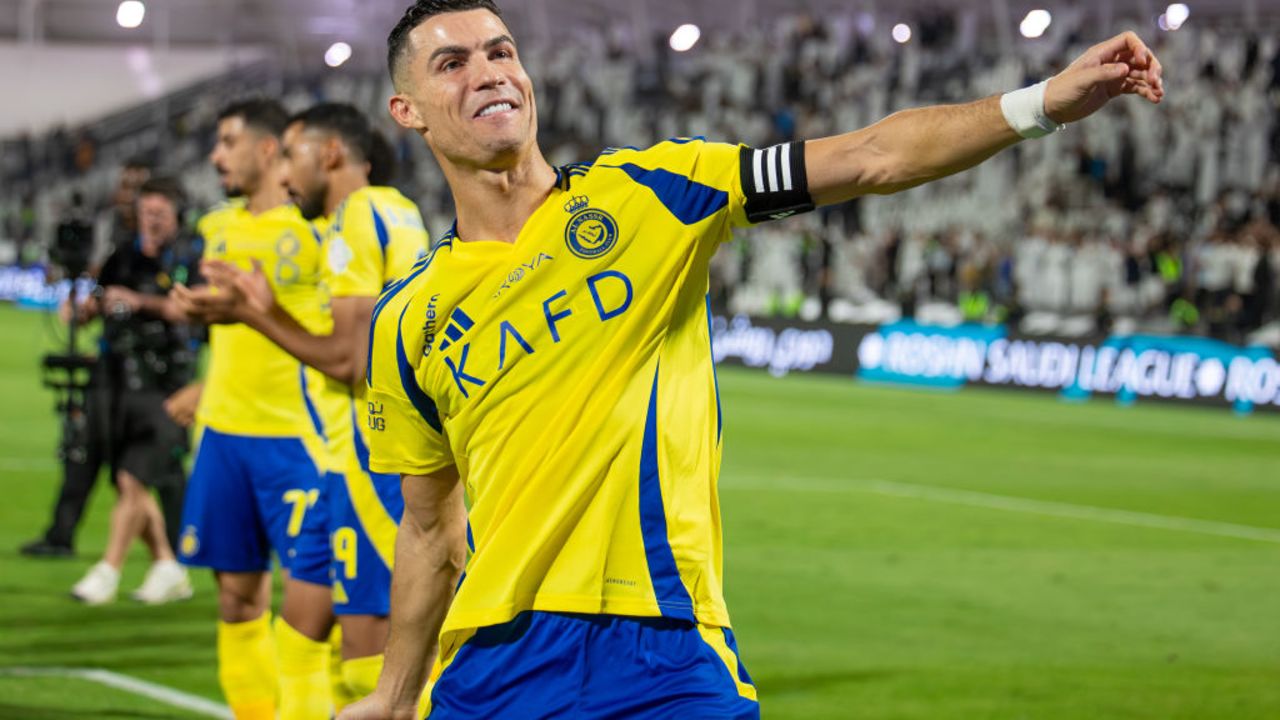 RIYADH, SAUDI ARABIA - OCTOBER 18: Cristiano Ronaldo of Al Nassr celebrates victory after winning the Saudi Pro League match between Al Shabab v Al Nassr FC at Al-Shabab Club Stadium on October 18, 2024 in Riyadh, Saudi Arabia. (Photo by Yasser Bakhsh/Getty Images)