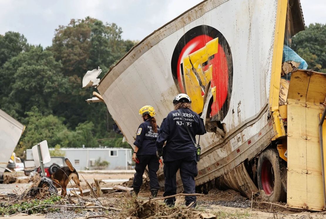 del Grupo de Trabajo de Búsqueda y Rescate Urbano de FEMA trabajan en un área dañada por las inundaciones después del huracán Helene a lo largo del río Swannanoa el 4 de octubre de 2024, en Asheville, Carolina del Norte.
