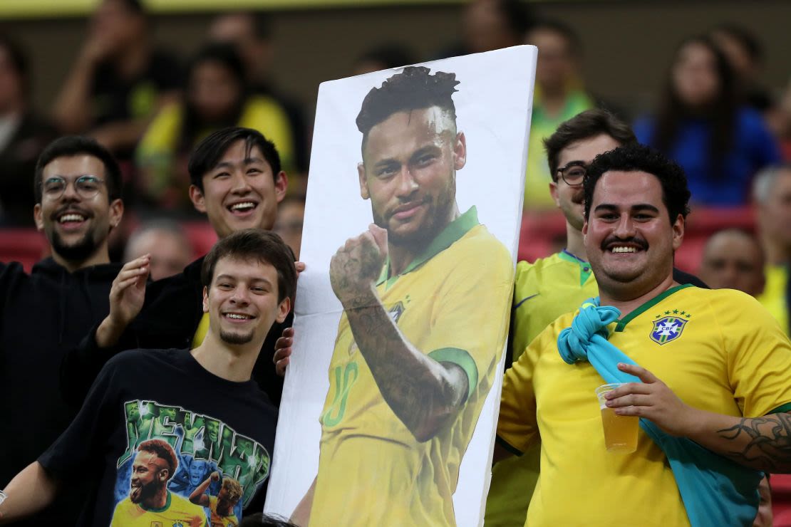 Los seguidores de Brasil posan con una foto de Neymar antes del partido de clasificación sudamericana para la Copa Mundial de la FIFA 2026 contra Perú el 15 de octubre de 2024 en Brasilia.